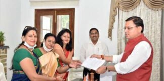आंगनबाड़ी कार्यकत्रियों के हित में जल्द लिया जाएगा फैसला : सीएम धामी Anganwadi-workers-with-CM-Dhami
