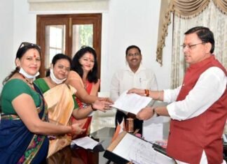 आंगनबाड़ी कार्यकत्रियों के हित में जल्द लिया जाएगा फैसला : सीएम धामी Anganwadi-workers-with-CM-Dhami