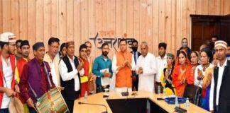 लोक परम्परा को आगे बढ़ाने में कलाकारों की महत्वपूर्ण भूमिका : मुख्यमंत्री धामी Artists-of-Uttarakhand