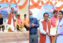 खिर्सू मिनी स्टेडियम में आयोजित बहुउद्देश्यीय शिविर में मंत्री डॉ. धन सिंह रावत ने बांटे महा लक्ष्मी किट व कोरोना वारियर्स प्रमाण पत्र Dr.-Dhan-singh-Rawat