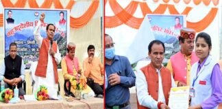 खिर्सू मिनी स्टेडियम में आयोजित बहुउद्देश्यीय शिविर में मंत्री डॉ. धन सिंह रावत ने बांटे महा लक्ष्मी किट व कोरोना वारियर्स प्रमाण पत्र Dr.-Dhan-singh-Rawat