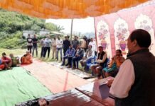 पौडी जिले के ग्राम पंचायत धनाऊ में आयोजित जनता दरबार में विभागीय अधिकारियों ने सुनी ग्रामीणों की समस्याएं Gram-Panchayat-Dhanau