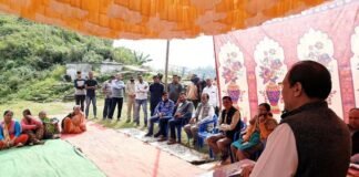 पौडी जिले के ग्राम पंचायत धनाऊ में आयोजित जनता दरबार में विभागीय अधिकारियों ने सुनी ग्रामीणों की समस्याएं Gram-Panchayat-Dhanau