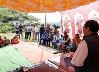 पौडी जिले के ग्राम पंचायत धनाऊ में आयोजित जनता दरबार में विभागीय अधिकारियों ने सुनी ग्रामीणों की समस्याएं Gram-Panchayat-Dhanau