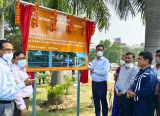 नोएडा-ग्रेनो एक्सप्रेसवे पर हादसे रोकेंगे रस्सी नुमा तार वाले बैरियर, ग्रेटर नोएडा ने की अपने हिस्से के बैरियर लगाने की शुरुआत, सीईओ ने फीता काटकर किया शुभारंभ Rope-like wire barrier will prevent accidents on Noida-Greno Expressway
