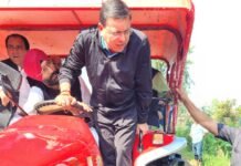 बारिश से प्रभावित क्षेत्रों में किसानों के बीच ट्रैक्टर पर सवार होकर सीएम धामी पहुंचे