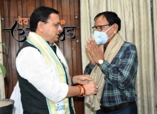 सीएम धामी से पद्मश्री कल्याण सिंह रावत ने की शिष्टाचार भेंट Padmashree Kalyan Singh Rawat meets cm dhami
