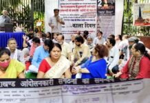 मुजफ्फरनगर गोली कांड के अभियुक्तों को 27 साल बाद भी सजा न दिए जाने के विरोध में उत्तराखण्डियों ने 2 अक्टूबर को संसद की चौखट जंतर-मंतर पर मनाया काला दिवस black-day-uttarakhand-agitator