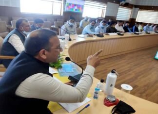 पौड़ी : ‘सबकी योजना सबका विकास’ के तहत सीडीओ ने खण्ड विकास अधिकारियों के साथ की बैठक, पंचायत स्तर पर विकास कार्यों का किया खाका तैयार