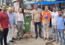 गांधी जयंती पर मानवाधिकार एवं अपराध नियंत्रण संगठन ने कूड़ादान लगाकर जनता को स्वच्छता के प्रति किया जागरूक Human Rights and Crime Control Organization made public aware of cleanliness on Gandhi Jayanti