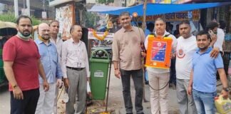 गांधी जयंती पर मानवाधिकार एवं अपराध नियंत्रण संगठन ने कूड़ादान लगाकर जनता को स्वच्छता के प्रति किया जागरूक Human Rights and Crime Control Organization made public aware of cleanliness on Gandhi Jayanti