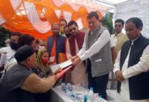 लगातार पांचवें दिन आपदा पीड़ितों के साथ मौजूद रहे मुख्यमंत्री धामी, पीड़ितों से मिलकर उन्हें हो रही परेशानियों को पूछा, अधिकारियों को दिए समस्या दूर करने के निर्देश