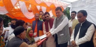 लगातार पांचवें दिन आपदा पीड़ितों के साथ मौजूद रहे मुख्यमंत्री धामी, पीड़ितों से मिलकर उन्हें हो रही परेशानियों को पूछा, अधिकारियों को दिए समस्या दूर करने के निर्देश