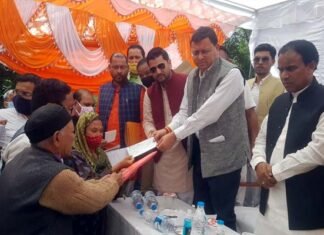 लगातार पांचवें दिन आपदा पीड़ितों के साथ मौजूद रहे मुख्यमंत्री धामी, पीड़ितों से मिलकर उन्हें हो रही परेशानियों को पूछा, अधिकारियों को दिए समस्या दूर करने के निर्देश