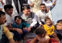 उत्तराखंड : आपदा पीड़ितों से मिलने चंपावत पहुंचे मुख्यमंत्री धामी, हर सम्भव सहायता का दिया आश्वासन, अधिकारियों को युद्ध स्तर पर काम करने के दिए निर्देश cm-dhami-at-champawat