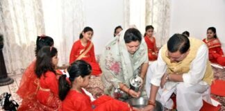 नवमी पर मुख्यमंत्री पुष्कर सिंह धामी ने कन्याओं को भोजन करा कर लिया आशीर्वाद cm Pushkar Singh Dhami celebrate Navami