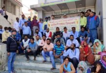 पौड़ी : देवभूमि उत्तराखंड सफाई कर्मचारी संघ ने 11 सूत्रीय मांगों को लेकर नगरपालिका परिसर में किया प्रदर्शन devbhoomi-safayi-karmchari-