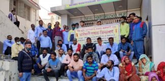 पौड़ी : देवभूमि उत्तराखंड सफाई कर्मचारी संघ ने 11 सूत्रीय मांगों को लेकर नगरपालिका परिसर में किया प्रदर्शन devbhoomi-safayi-karmchari-