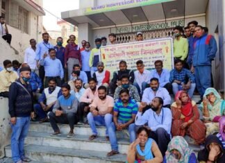 पौड़ी : देवभूमि उत्तराखंड सफाई कर्मचारी संघ ने 11 सूत्रीय मांगों को लेकर नगरपालिका परिसर में किया प्रदर्शन devbhoomi-safayi-karmchari-