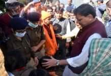 चमोली के डुंग्री गांव पहुंचे मुख्यमंत्री धामी, आपदा में लापता लोगों के परिजनों से मुलाकात कर बंधाया ढांढस dungri-village-chamoli