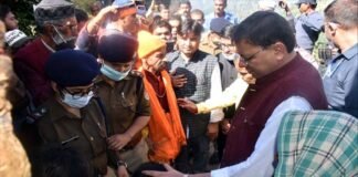 चमोली के डुंग्री गांव पहुंचे मुख्यमंत्री धामी, आपदा में लापता लोगों के परिजनों से मुलाकात कर बंधाया ढांढस dungri-village-chamoli