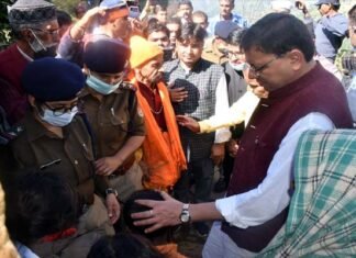चमोली के डुंग्री गांव पहुंचे मुख्यमंत्री धामी, आपदा में लापता लोगों के परिजनों से मुलाकात कर बंधाया ढांढस dungri-village-chamoli