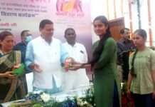 हाइस्कूल बोर्ड परीक्षा में 99.6% अंक प्राप्त करने वाली गरिमा मैठाणी को बालिका दिवस पर मुख्यमंत्री पुष्कर धामी ने किया सम्मानित garima maithani honored by cm dhami