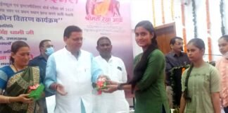 हाइस्कूल बोर्ड परीक्षा में 99.6% अंक प्राप्त करने वाली गरिमा मैठाणी को बालिका दिवस पर मुख्यमंत्री पुष्कर धामी ने किया सम्मानित garima maithani honored by cm dhami