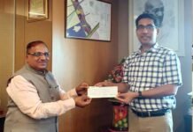 एनपीसीएल ने ग्रेनो प्राधिकरण को सौंपे आठ करोड़ के चेक npcl-greater-Noida