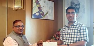 एनपीसीएल ने ग्रेनो प्राधिकरण को सौंपे आठ करोड़ के चेक npcl-greater-Noida
