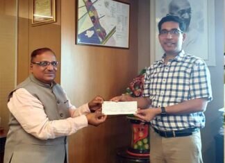 एनपीसीएल ने ग्रेनो प्राधिकरण को सौंपे आठ करोड़ के चेक npcl-greater-Noida