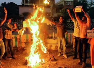 पुरानी पेंशन बहाली संयुक्त मोर्चा के आवाहन पर प्रदेश के सभी जिलों में एनपीएस रूपी रावण का किया गया दहन