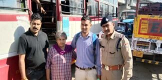 पौड़ी जनपद पुलिस की “ऑपरेशन स्माइल” टीम ने 15 वर्ष से “पुर्नवास केंद्रों” में रह रही महिला को सकुशल किया परिजनों के सुपुर्द operation-smile-team