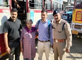पौड़ी जनपद पुलिस की “ऑपरेशन स्माइल” टीम ने 15 वर्ष से “पुर्नवास केंद्रों” में रह रही महिला को सकुशल किया परिजनों के सुपुर्द operation-smile-team