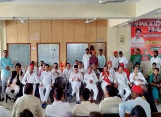 सपा कार्यकर्ताओं ने मनाई सरदार वल्लभ भाई पटेल की जयंती sp-workers