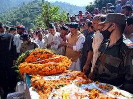 पौड़ी : शहीद विपिन सिंह का पार्थिव शरीर पहुंचा पैतृक गांव, मुख्यमंत्री ने गांव पहुँचकर दी श्रद्धांजलि, सड़क और इंटर कॉलेज का नाम शहीद के नाम पर रखने की घोषणा shahid-vipin-singh