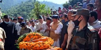 पौड़ी : शहीद विपिन सिंह का पार्थिव शरीर पहुंचा पैतृक गांव, मुख्यमंत्री ने गांव पहुँचकर दी श्रद्धांजलि, सड़क और इंटर कॉलेज का नाम शहीद के नाम पर रखने की घोषणा shahid-vipin-singh