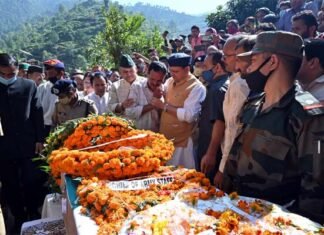 पौड़ी : शहीद विपिन सिंह का पार्थिव शरीर पहुंचा पैतृक गांव, मुख्यमंत्री ने गांव पहुँचकर दी श्रद्धांजलि, सड़क और इंटर कॉलेज का नाम शहीद के नाम पर रखने की घोषणा shahid-vipin-singh