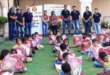 जरूरतमंद बच्चों को बांटे स्कूल बैग व शिक्षण सामग्री Distribute school bags and teaching materials to needy children