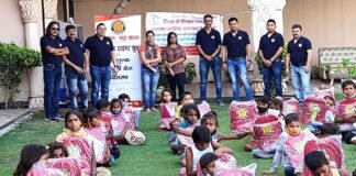 जरूरतमंद बच्चों को बांटे स्कूल बैग व शिक्षण सामग्री Distribute school bags and teaching materials to needy children