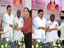उत्तराखंड : मुख्यमंत्री ने 10वीं व 12वीं बोर्ड परीक्षा में जिला एवं ब्लॉक स्तर पर टॉपर रही मेधावी छात्राओं को बांटे स्मार्ट फोन smart phones to the topper girl students
