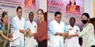 उत्तराखंड : मुख्यमंत्री ने 10वीं व 12वीं बोर्ड परीक्षा में जिला एवं ब्लॉक स्तर पर टॉपर रही मेधावी छात्राओं को बांटे स्मार्ट फोन smart phones to the topper girl students
