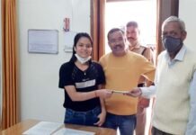 श्रीनगर गढ़वाल : पुलिस ने निभाया मानवता का फर्ज, खोई हुई धनराशि को सकुशल किया मालिक के सुपुर्द