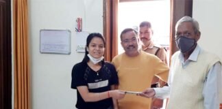 श्रीनगर गढ़वाल : पुलिस ने निभाया मानवता का फर्ज, खोई हुई धनराशि को सकुशल किया मालिक के सुपुर्द