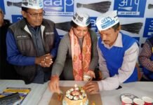 आप कार्यकर्ताओं ने पौड़ी में धूमधाम से मनाया पार्टी का स्थापना दिवस, बांटे फ्री तीर्थ यात्रा टिकट AAP party foundation day