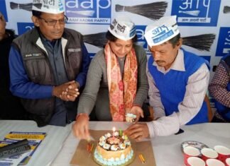 आप कार्यकर्ताओं ने पौड़ी में धूमधाम से मनाया पार्टी का स्थापना दिवस, बांटे फ्री तीर्थ यात्रा टिकट AAP party foundation day