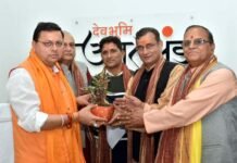 बद्रीनाथ डिमरी धार्मिक केंद्रीय पंचायत के प्रतिनिधियों ने मुख्यमंत्री से मिलकर देवस्थानम बोर्ड से सम्बंधित ज्ञापन सौंपा, बद्रीनाथ धाम का प्रसाद भेंट किया Badrinath Dimri Religious Central Panchayat