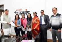 सीएम धामी ने मुख्यमंत्री वात्सल्य योजना के तहत तीन छात्राओं को दिए चेक Chief Minister Vatsalya Yojana
