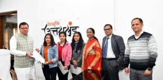 सीएम धामी ने मुख्यमंत्री वात्सल्य योजना के तहत तीन छात्राओं को दिए चेक Chief Minister Vatsalya Yojana