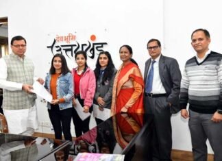 सीएम धामी ने मुख्यमंत्री वात्सल्य योजना के तहत तीन छात्राओं को दिए चेक Chief Minister Vatsalya Yojana